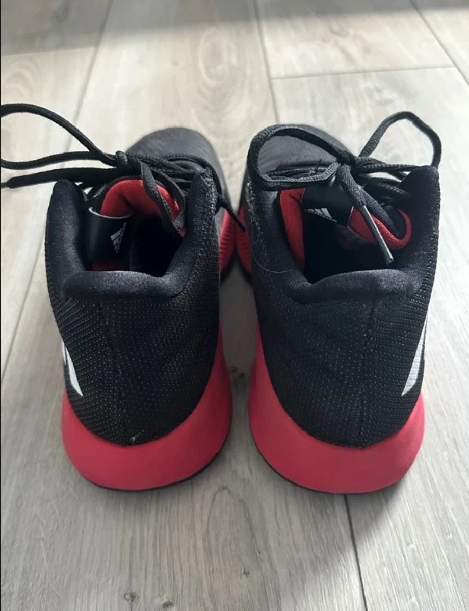 Par de zapatillas Adidas negras y rojas, zapatos para baloncesto Unisexe, deporte – photo 5